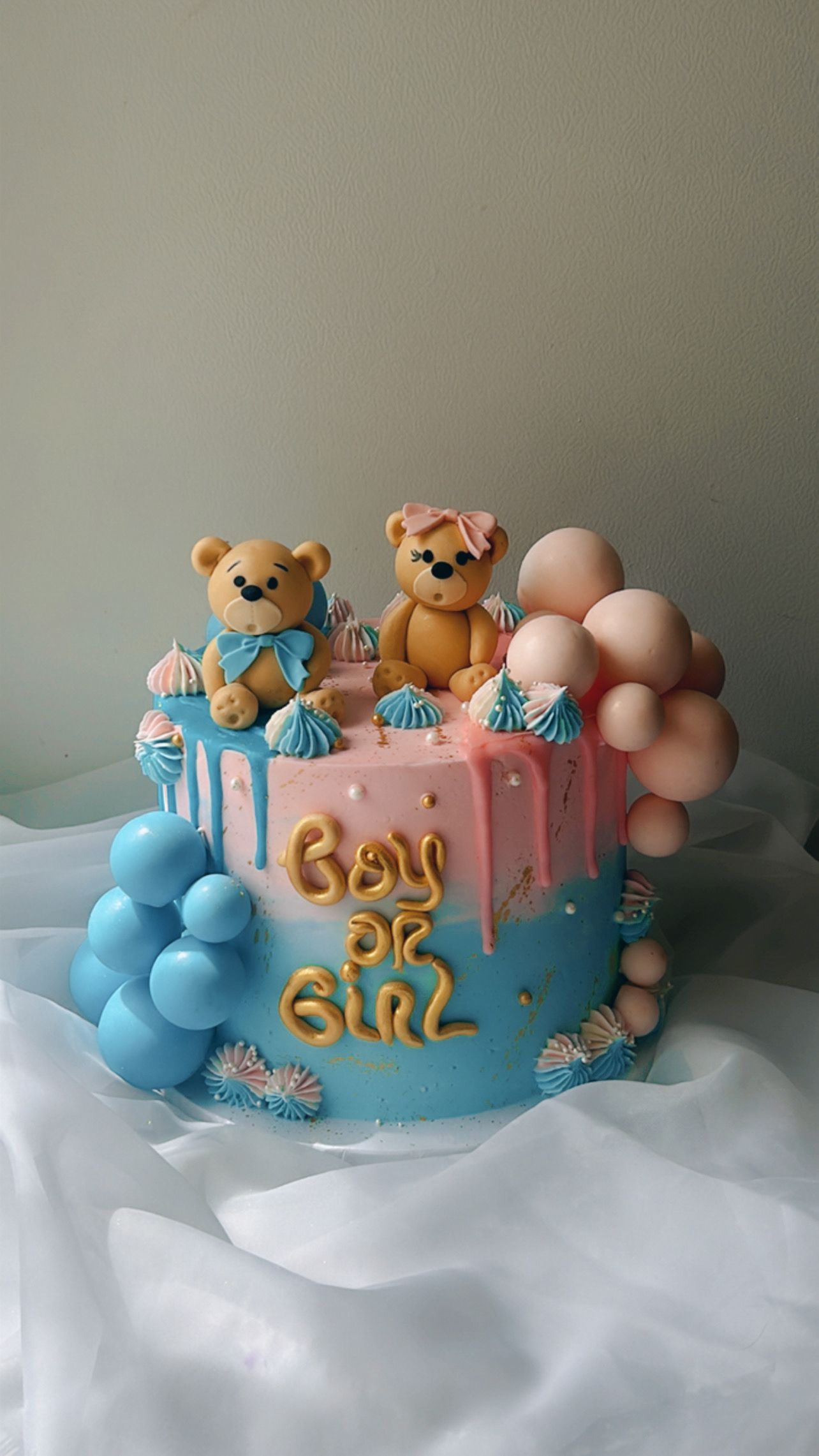 A baby shower cake with teddy bears and balloons on it.