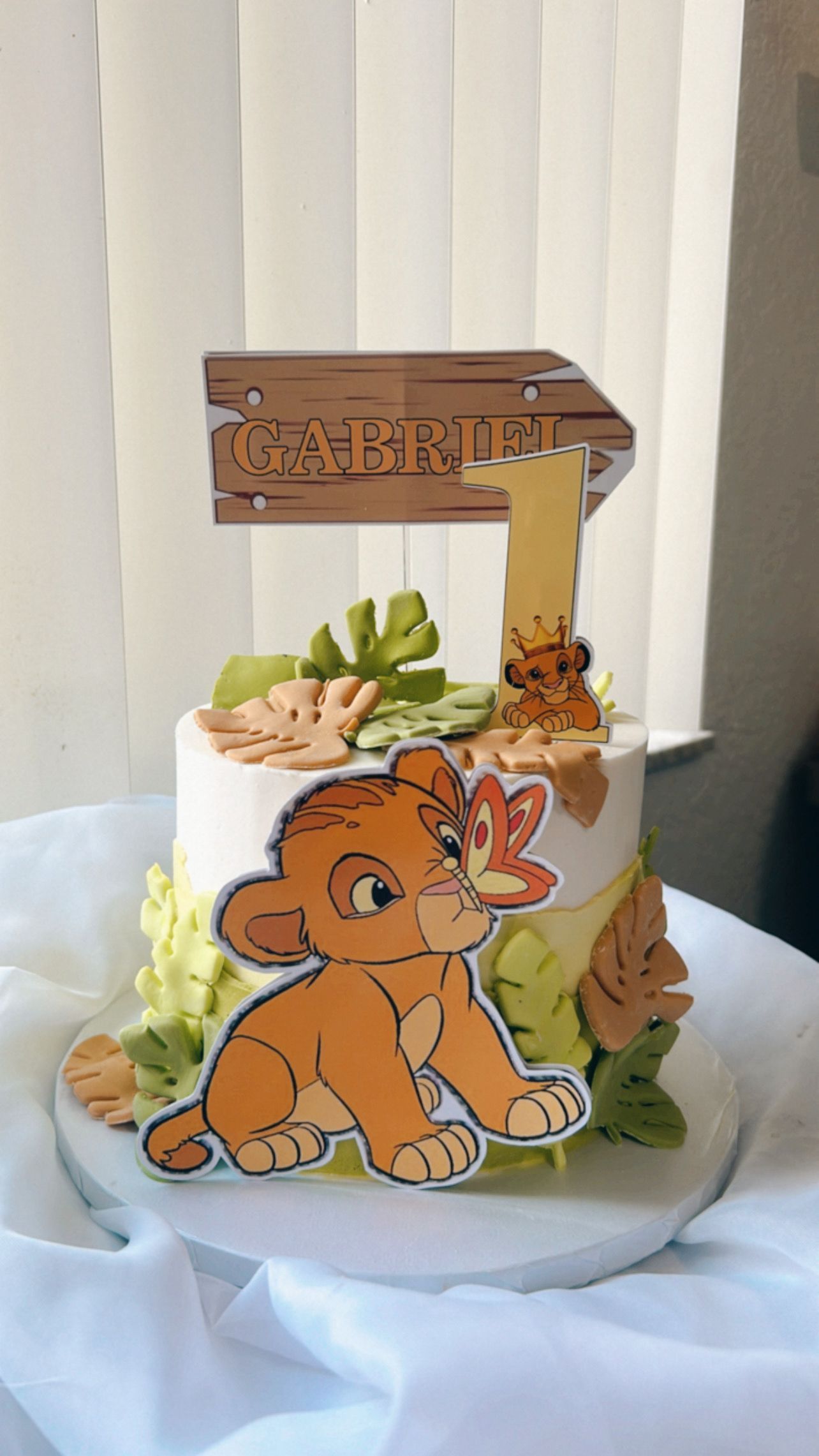 A cake with a picture of a lion on it