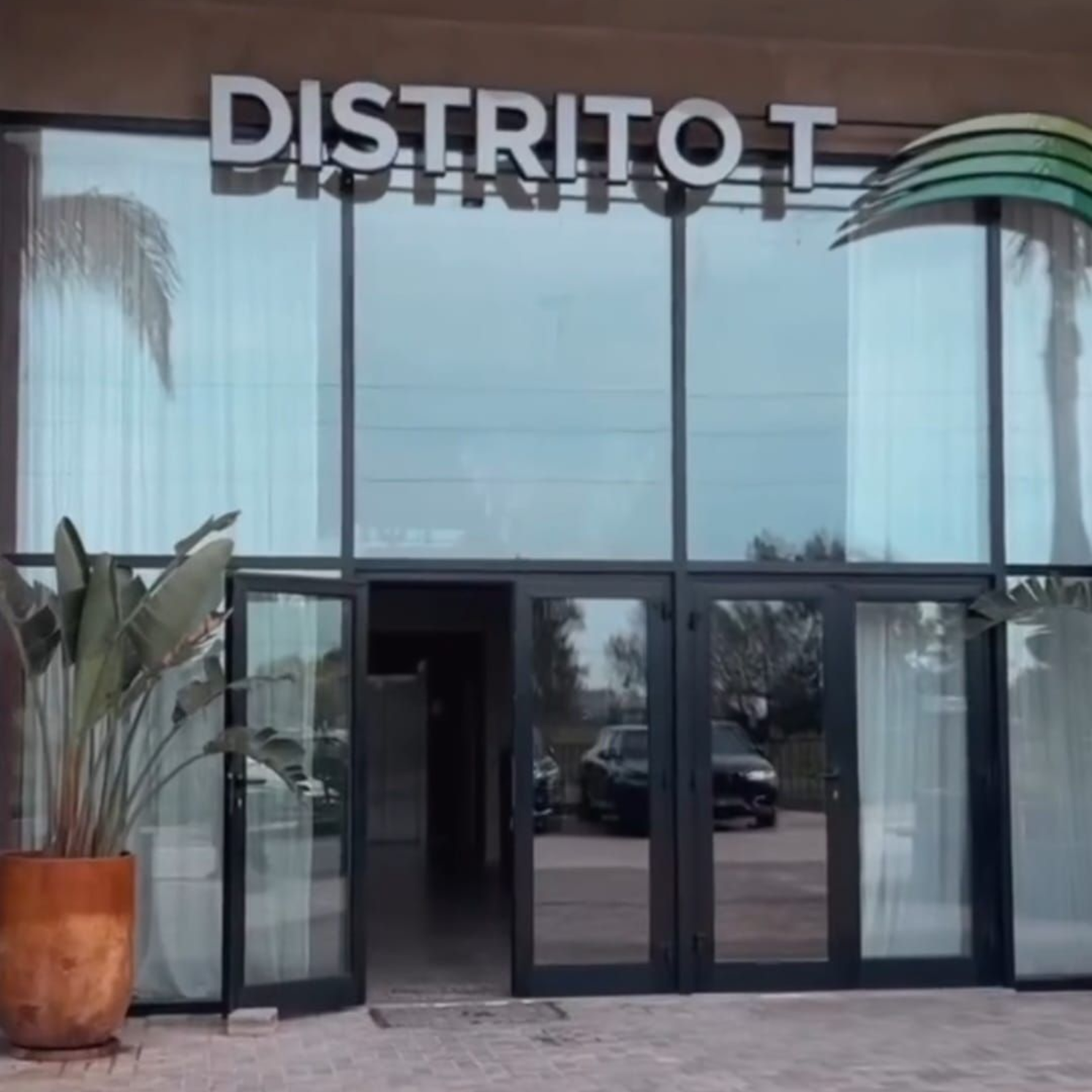 La entrada a Distrito T, un moderno edificio con fachada de cristal