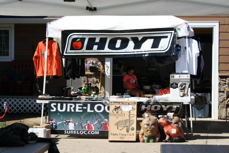 A store front with a sign that says hoyt on it