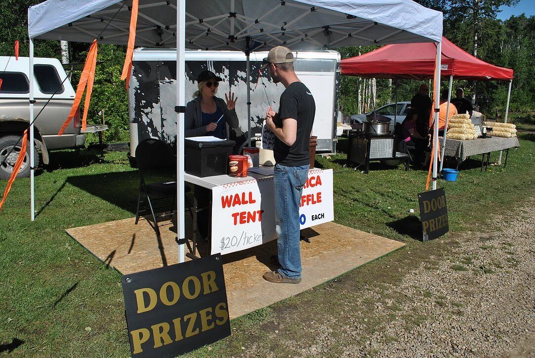 A man standing in front of a sign that says door prizes