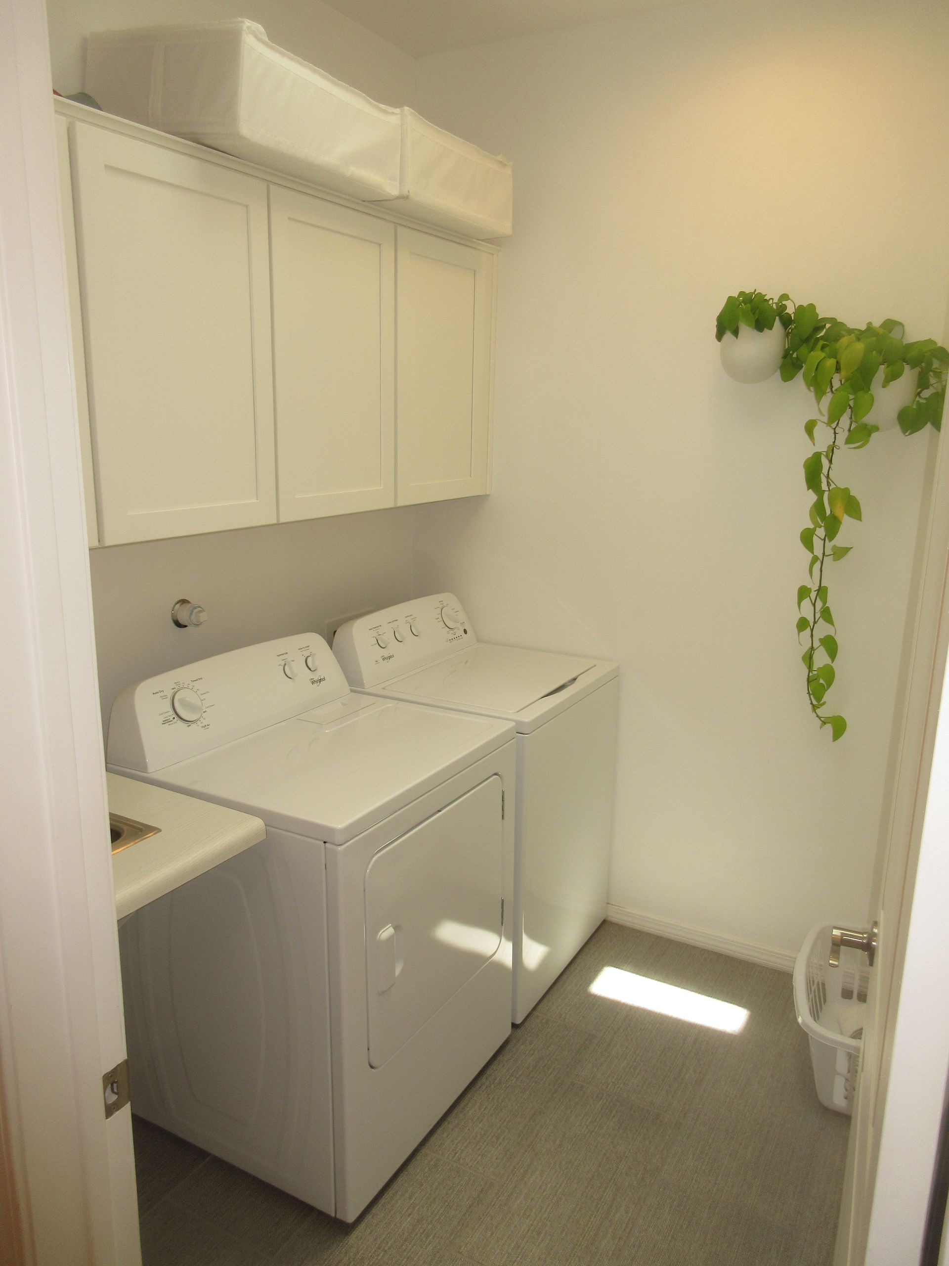 A laundry room with a washer and dryer in it
