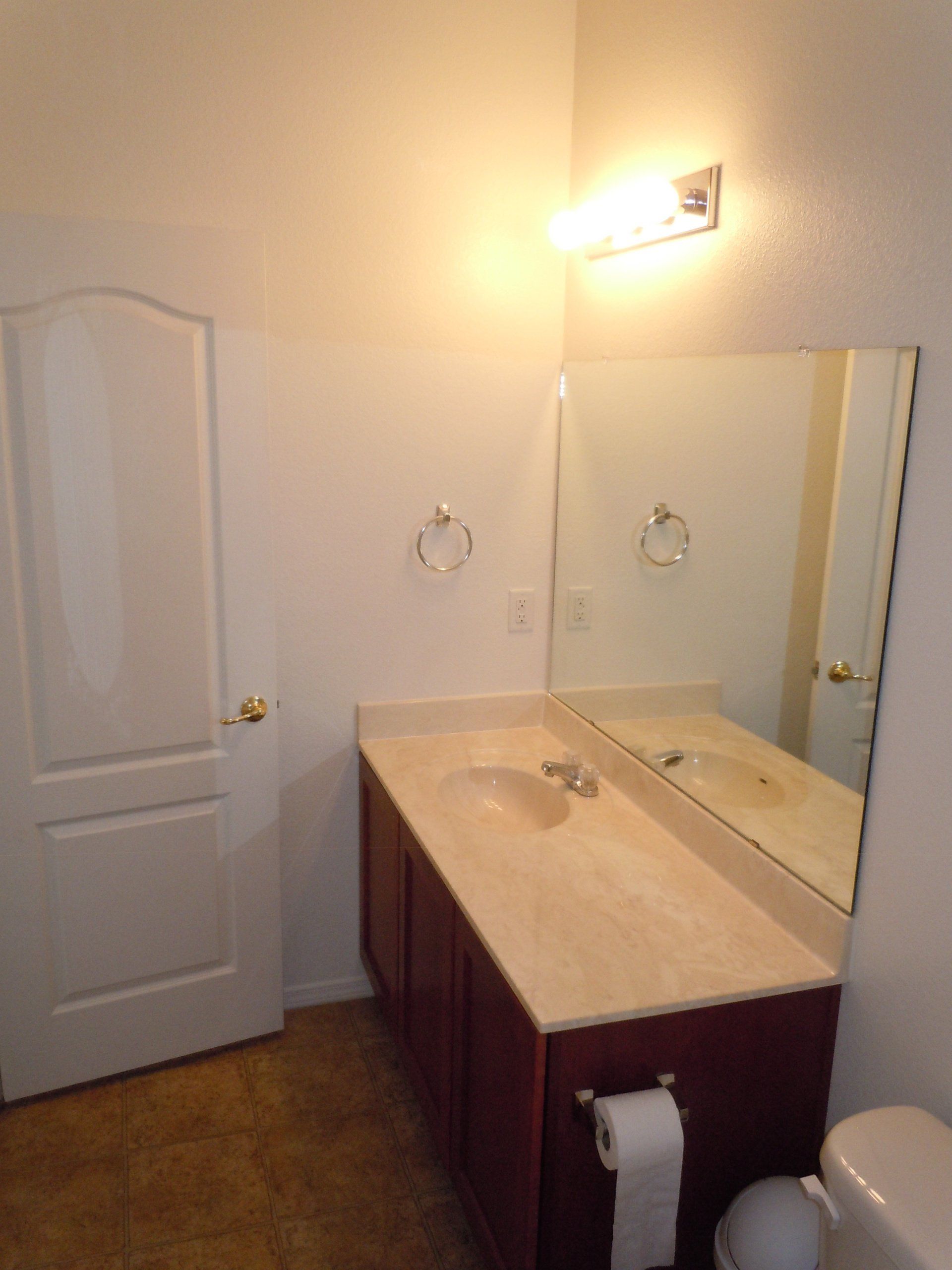 A bathroom with two sinks and a toilet