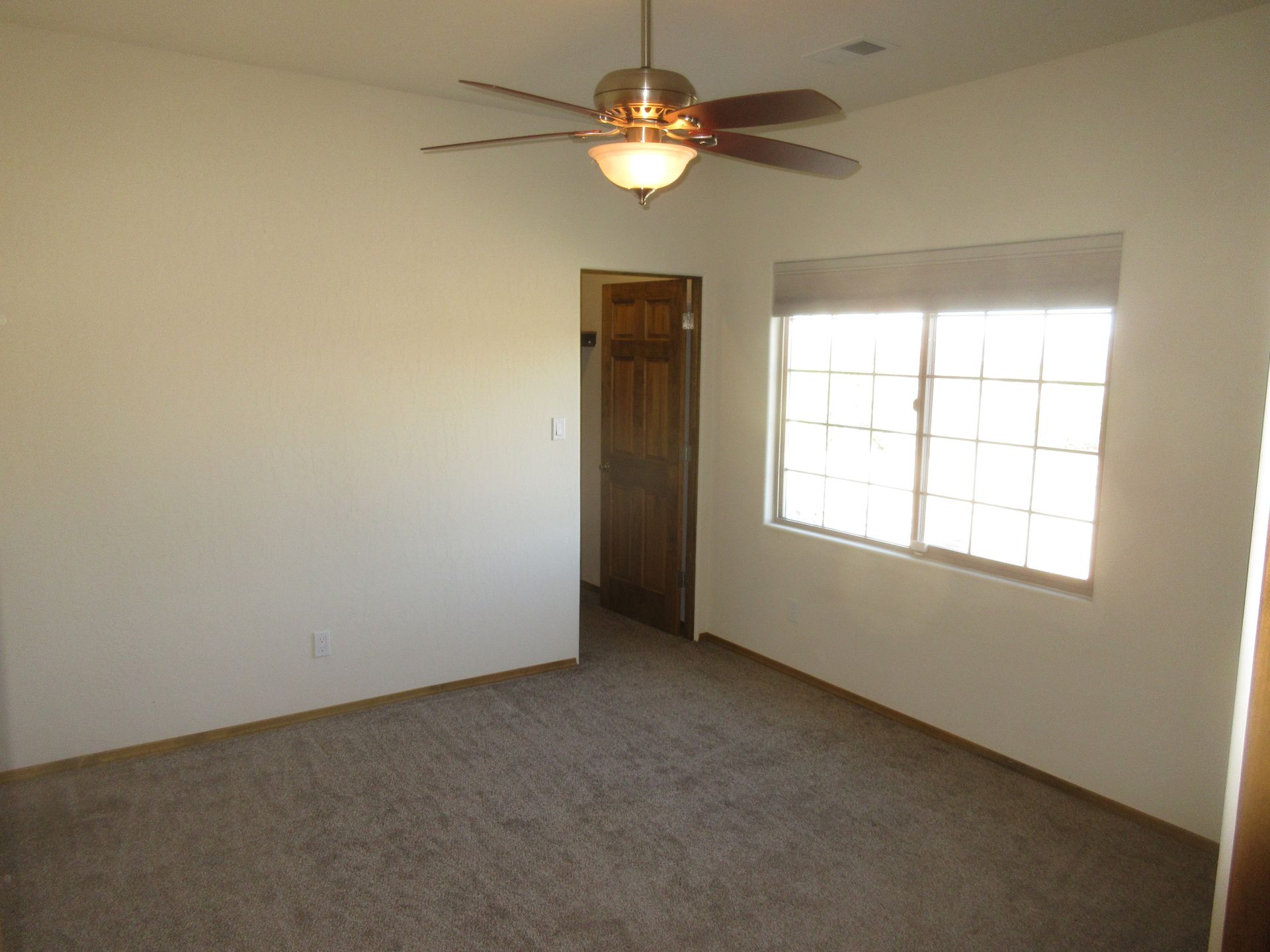 Inside view of the guest bathroom of a rental property in Placitas, NM with Advantage Pointe Properties that is 3BDR/2BA/3CG
