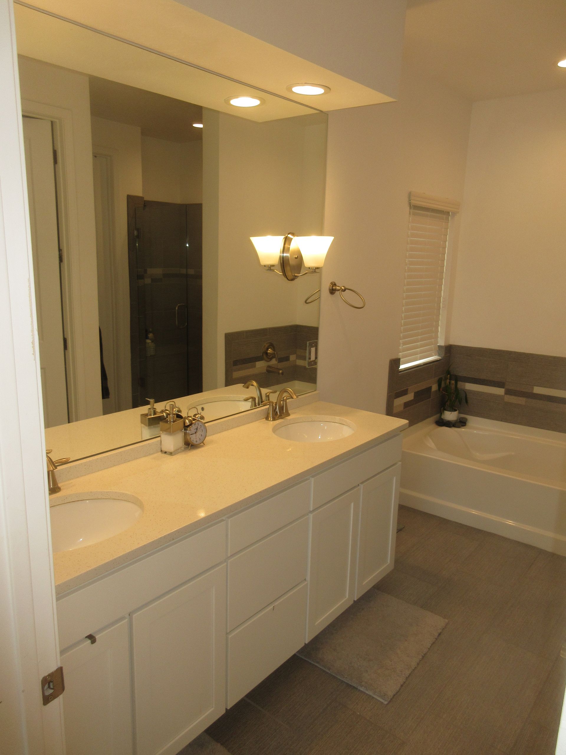 A bathroom with two sinks and a bathtub