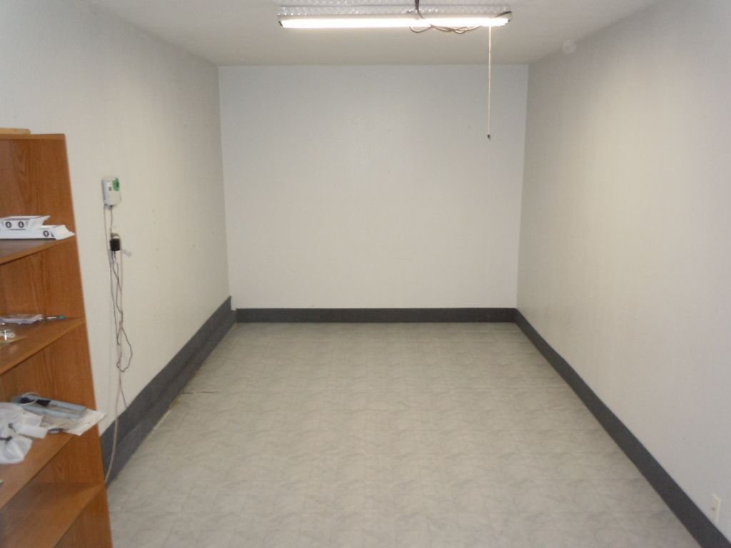 An empty room with a light hanging from the ceiling