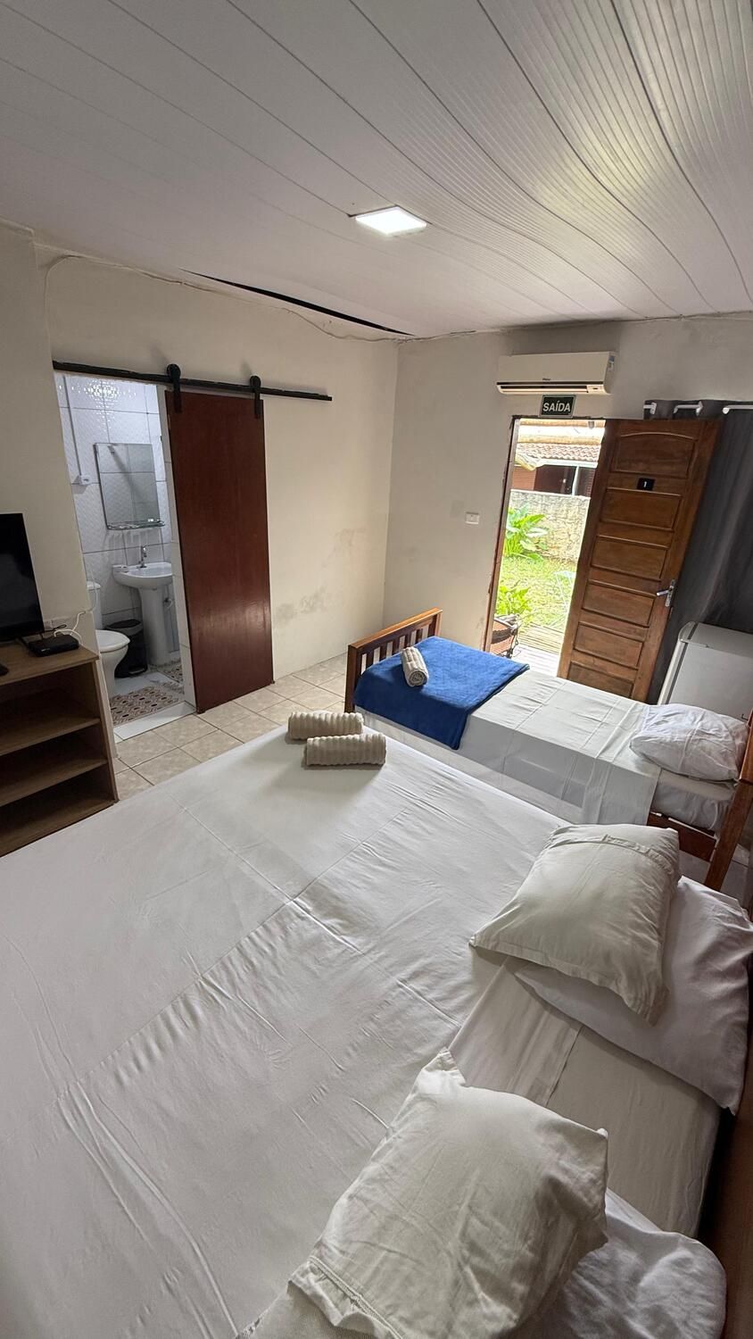 Uma cozinha com mesa e cadeiras e uma grande janela