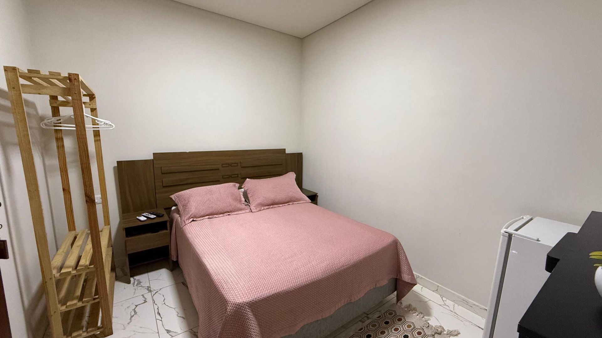 Uma grande piscina é cercada por árvores e um edifício.