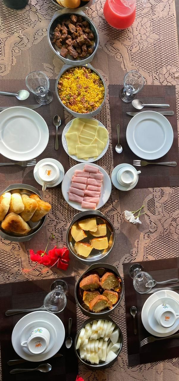 Um edifício alto com uma parede verde ao lado.