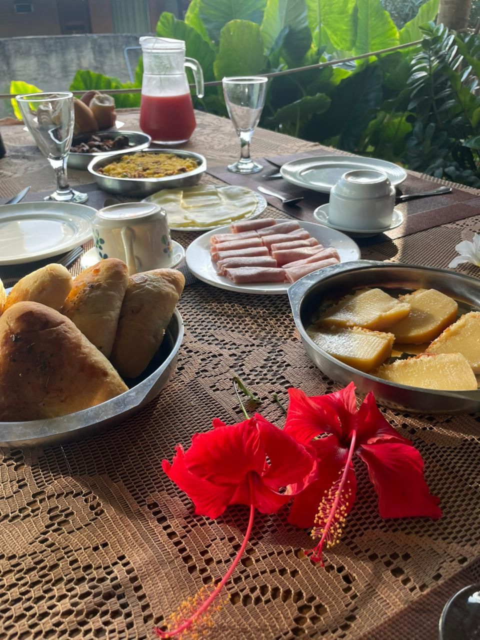 Uma mesa coberta com pratos de comida e flores.