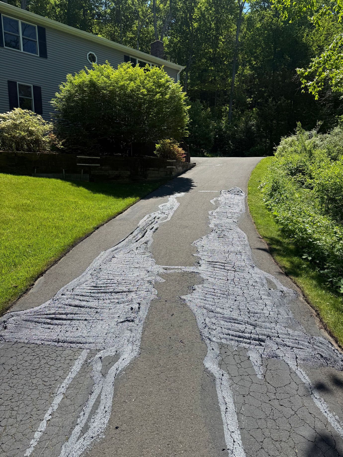 Crack filling process on asphalt pavement