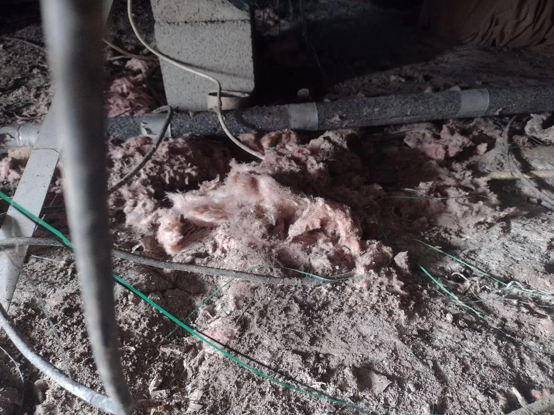 a bunch of wires are laying on the ground