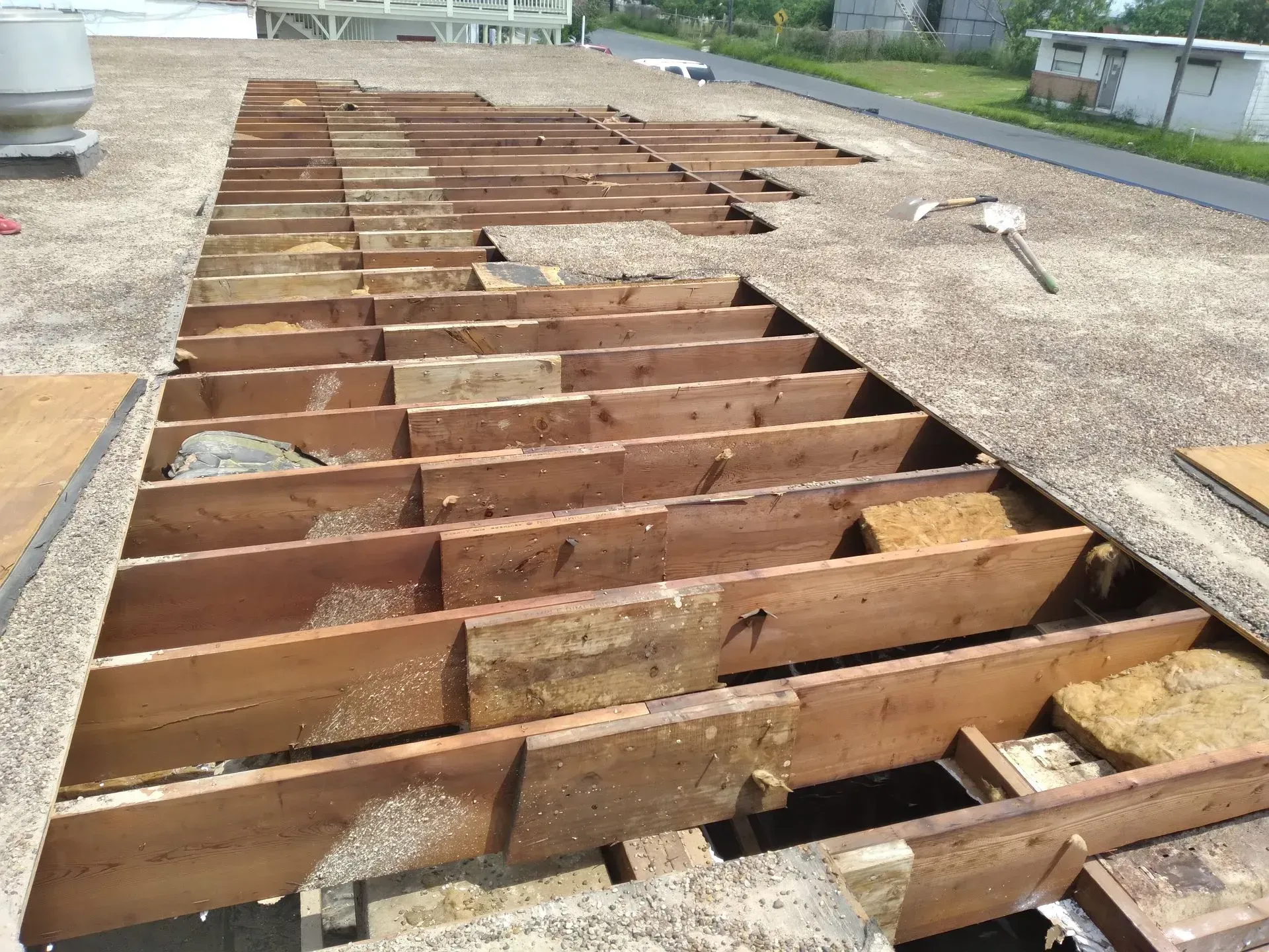 a roof with a lot of wooden beams on it