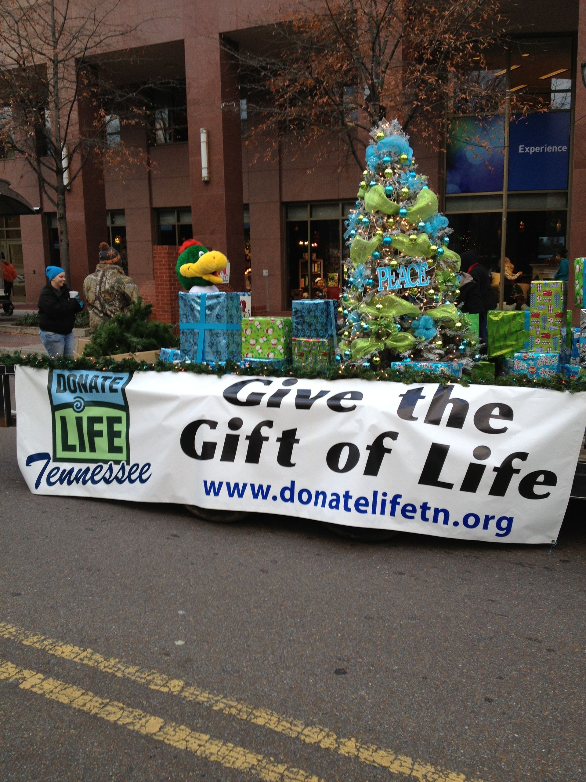 A banner that says give the gift of life on it
