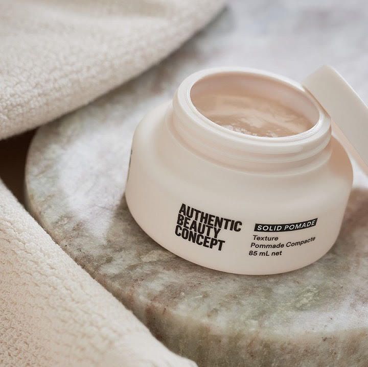 Ein Glas mit einem authentischen Schönheitskonzept steht auf einer Theke