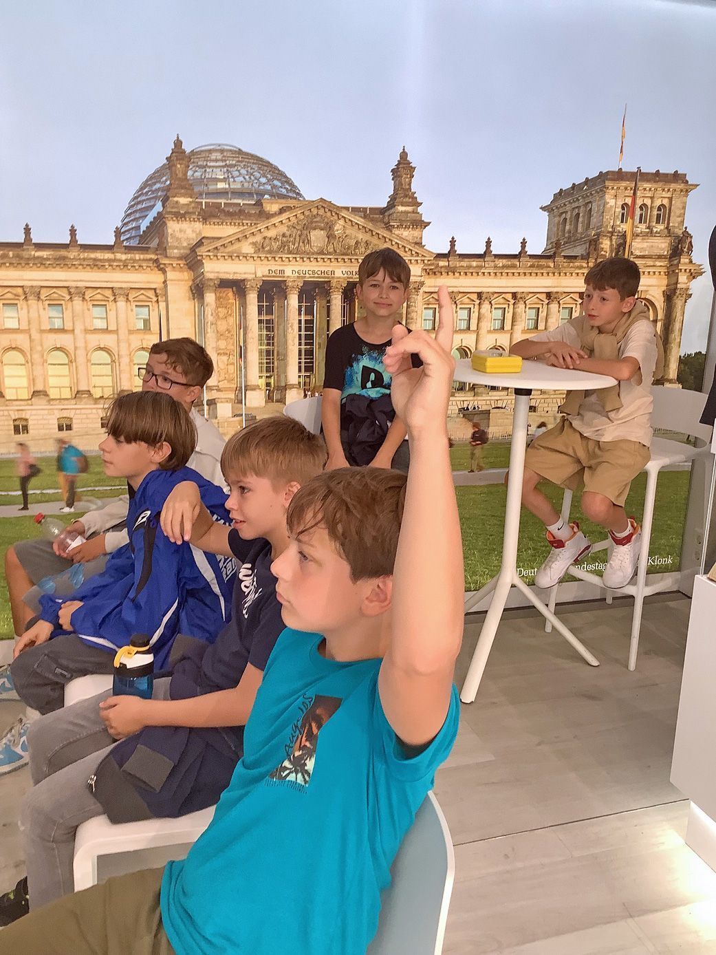 Die Klasse 6b besucht das Infomobil des deutschen Bundestages am „Am Schliepsteiner Tor“ in Bad Salz