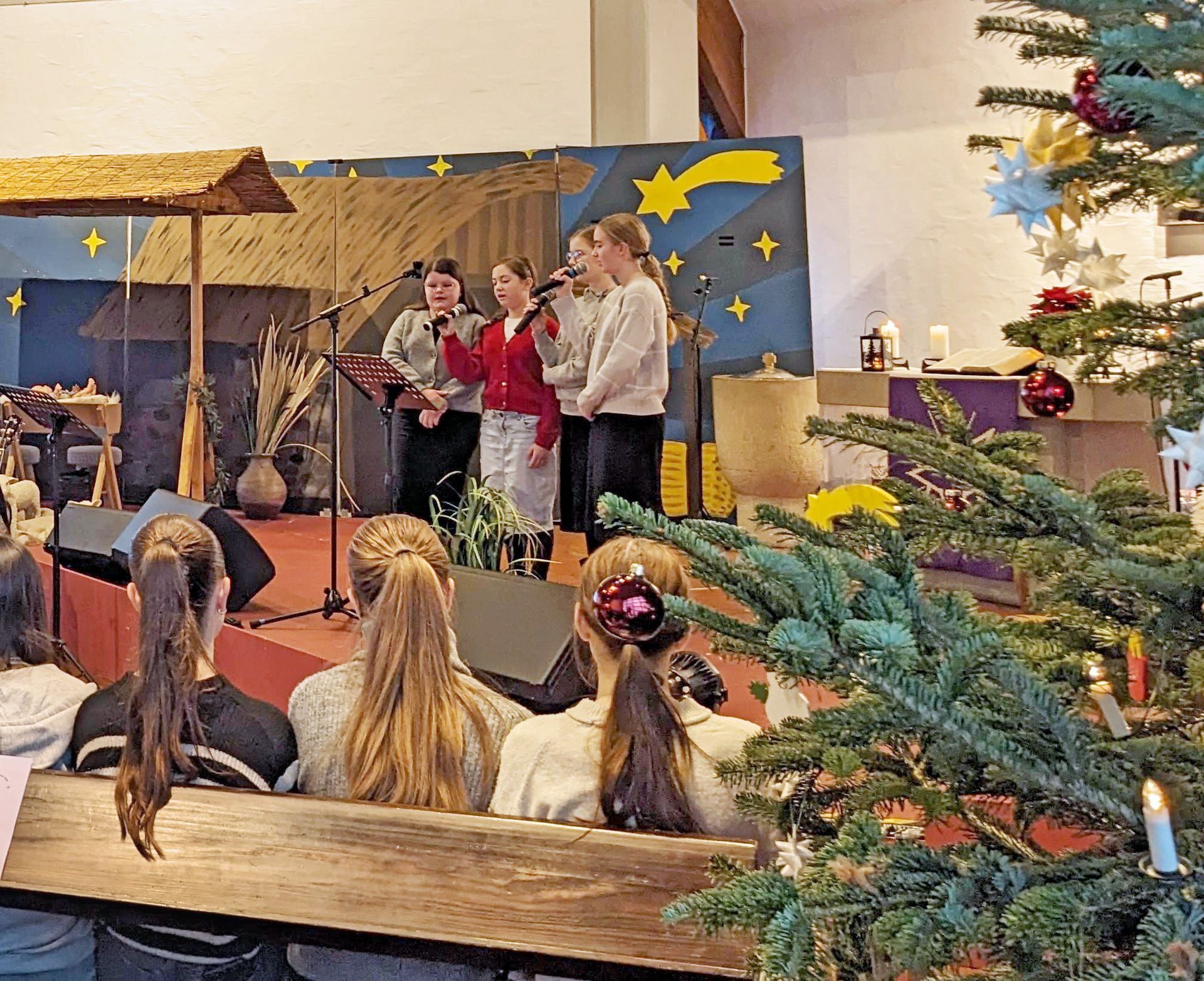 Schülerinnen und Schüler feiern Weihnachtsgottesdienst in der Versöhnungskirche
