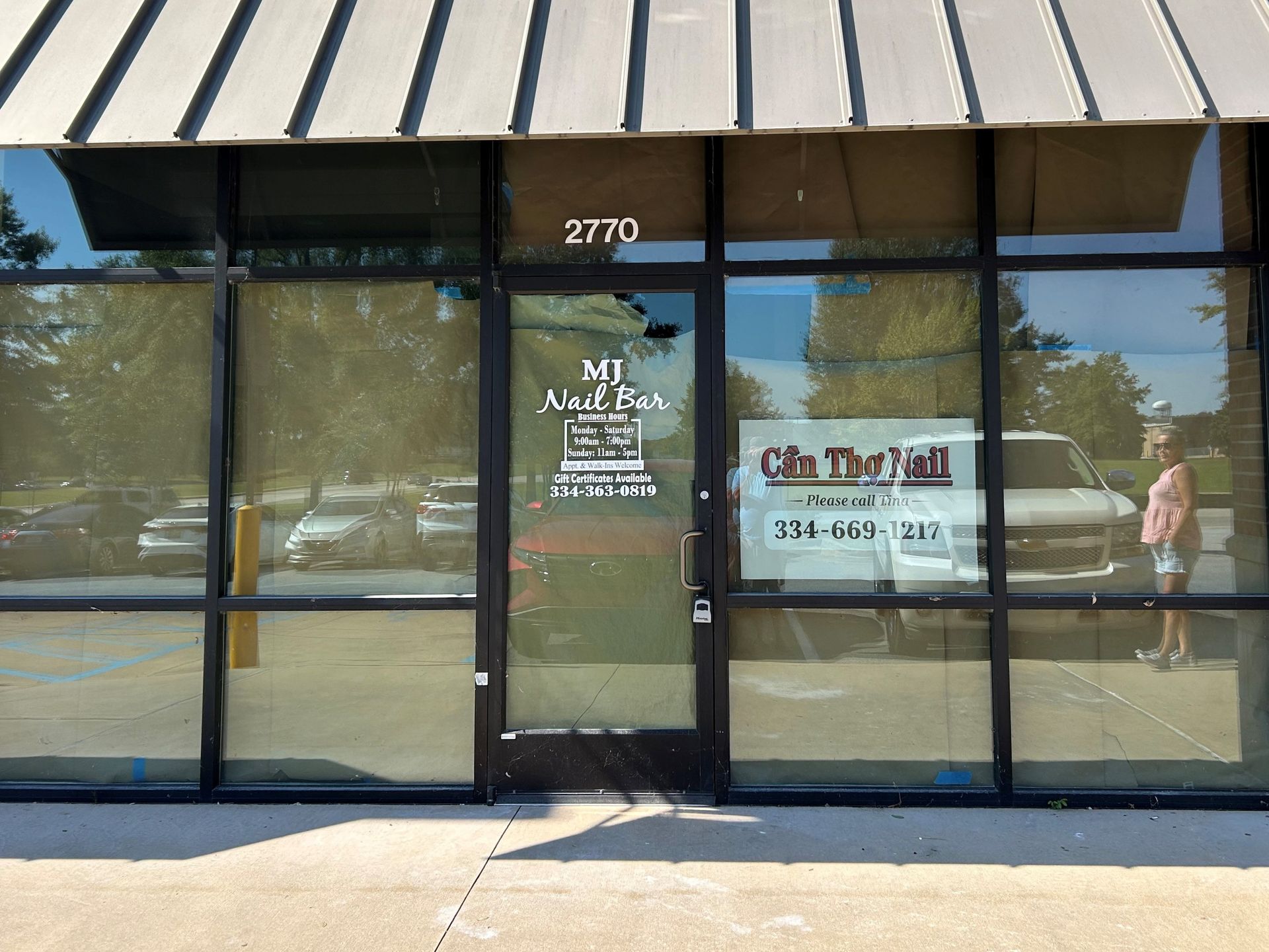 Sun blocking window tint - Heat with bright Sun flooded inside the storefront glass doors and windows. before SPF Tinting in Opelika, AL