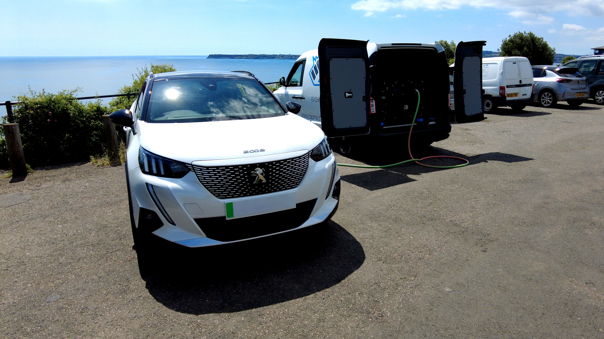 mobile charging a Peugeot 3008