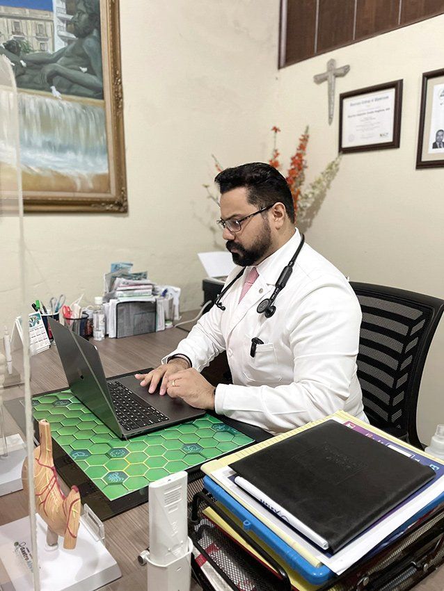 Dr. Mauricio Oviedo Maglione