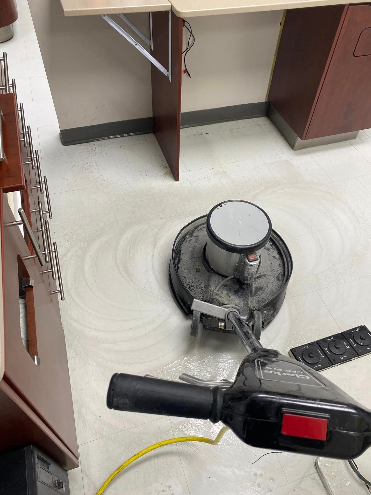 Une machine est posée par terre dans une pièce.