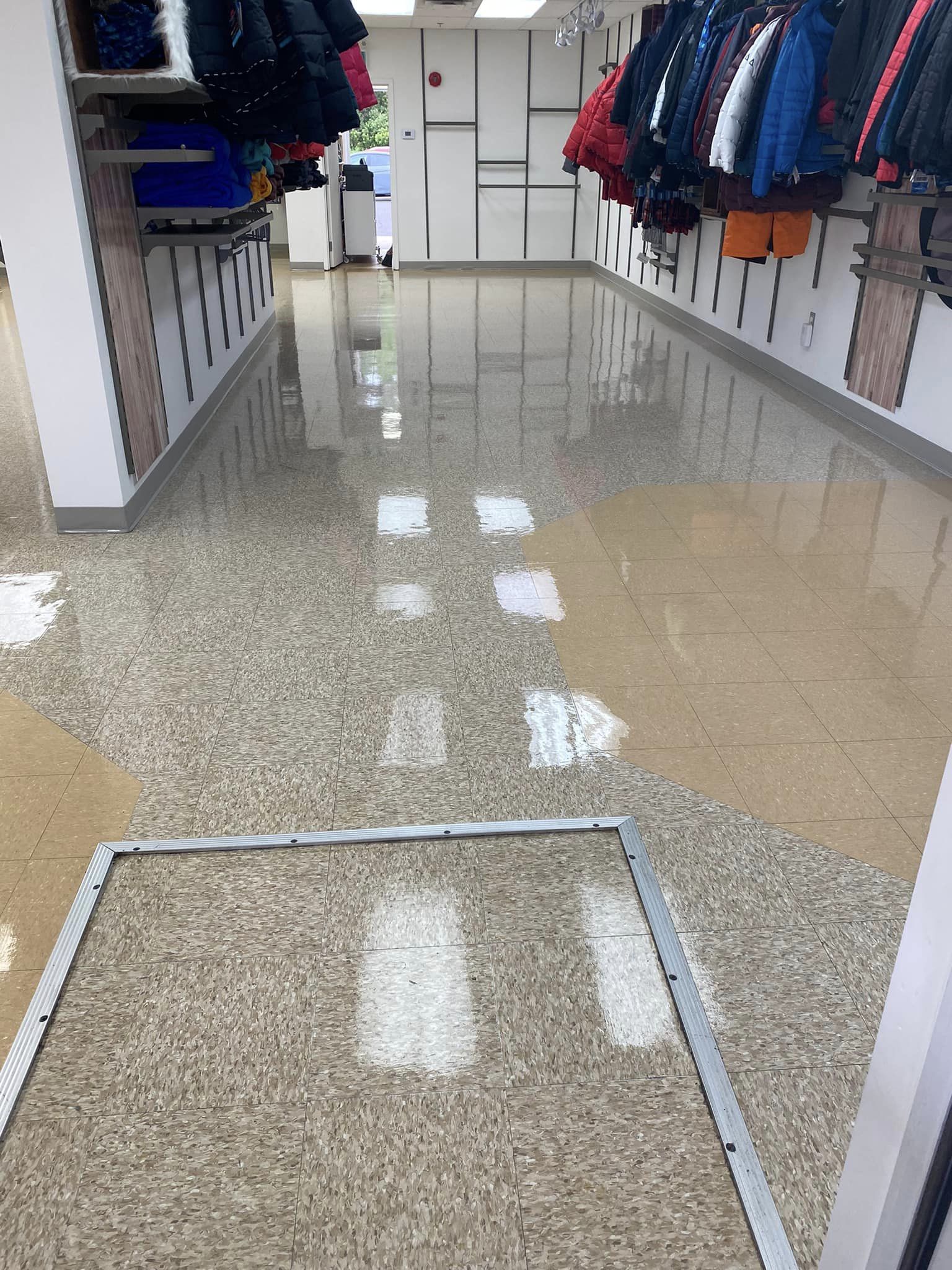 Une grande pièce avec beaucoup de vêtements accrochés au mur.