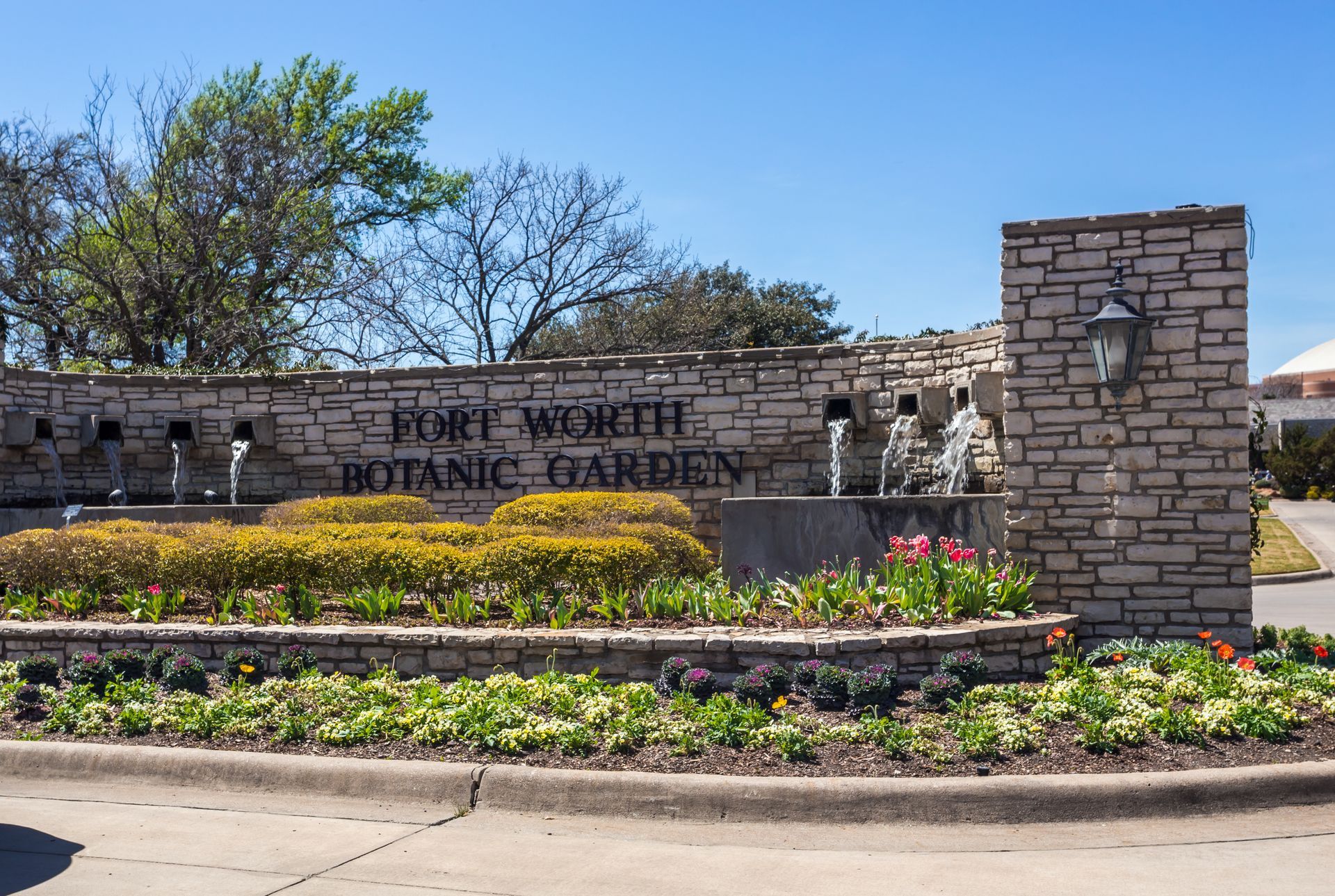A brick wall with the words fort worth botanic garden written on it