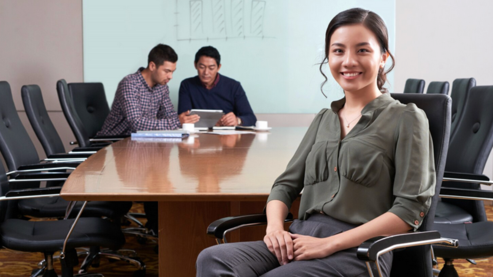 Ron Shaich is smiling in front of a panera bread store
