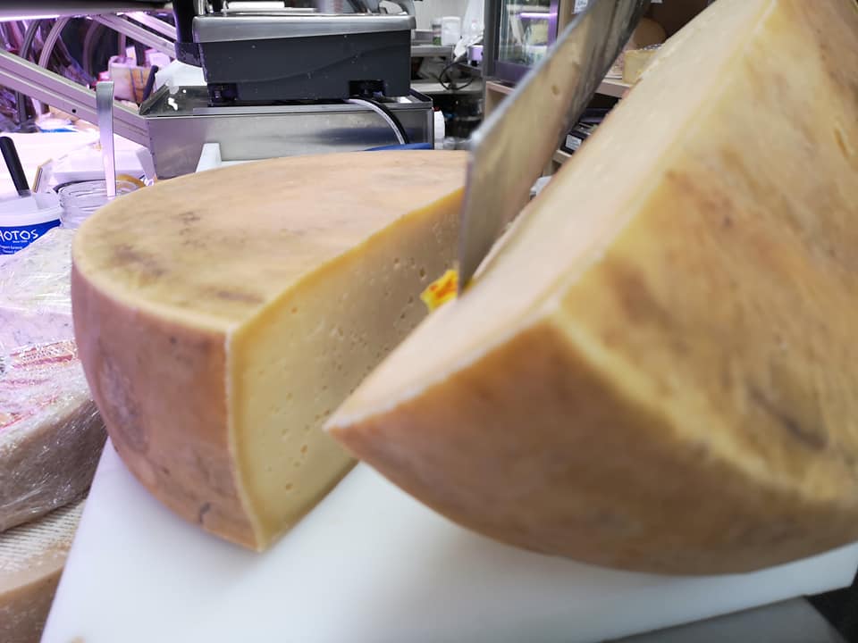 selezione di formaggi da banco 9
