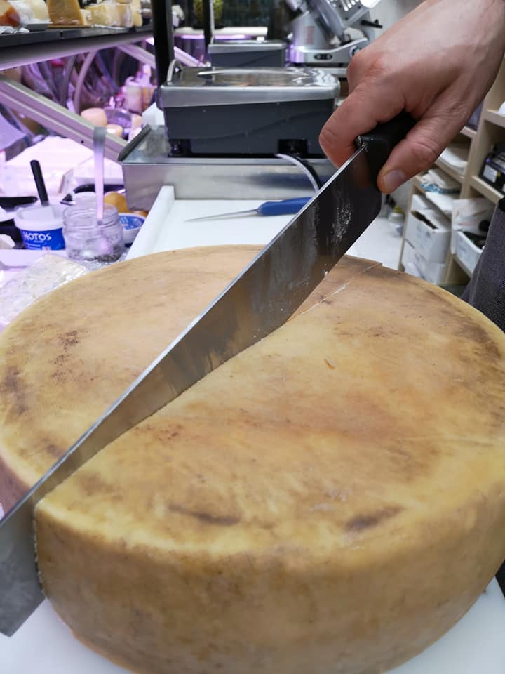 selezione di formaggi da banco 7