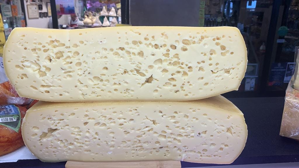 selezione di formaggi da banco 8