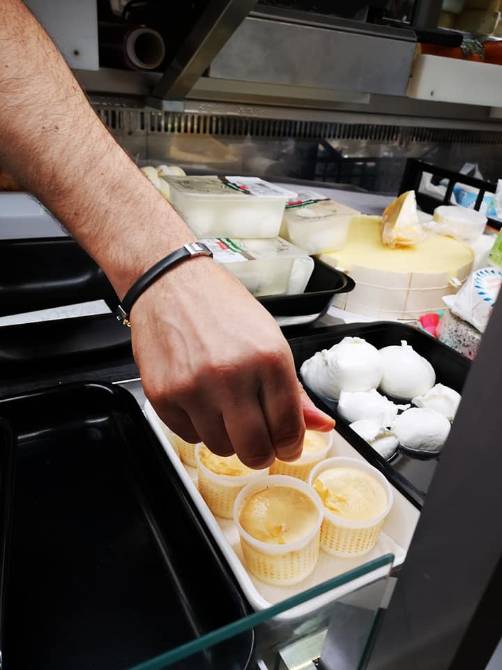 selezione di formaggi da banco 3