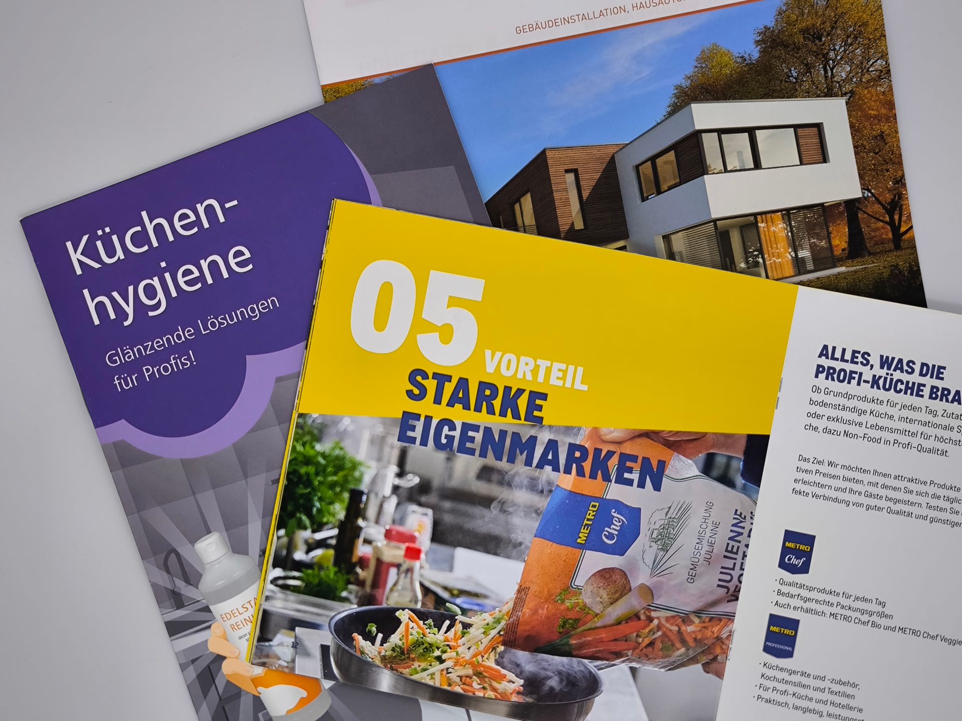 Ein lila-gelber Flyer mit der Nummer 05 darauf