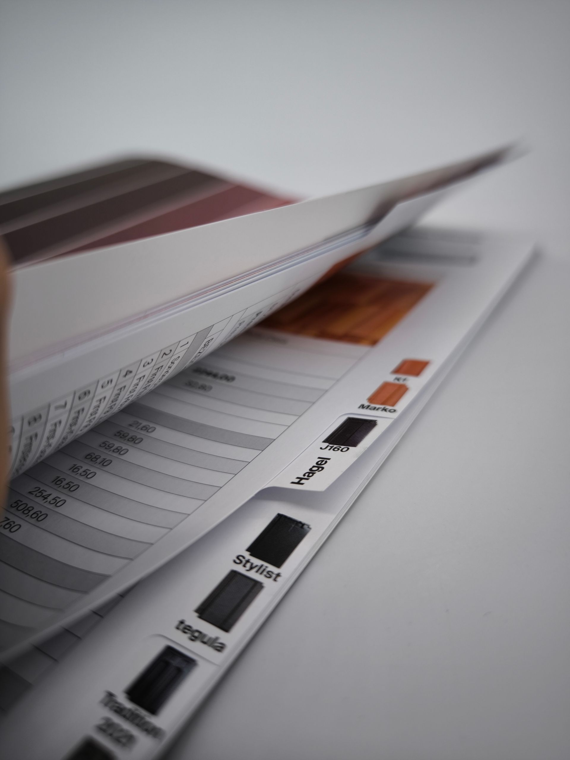 Ein Buch ist auf einer Seite aufgeschlagen, auf der