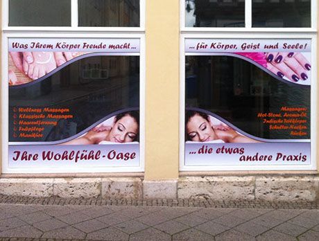 Ein Fenster mit einem Frauenbild und den Worten