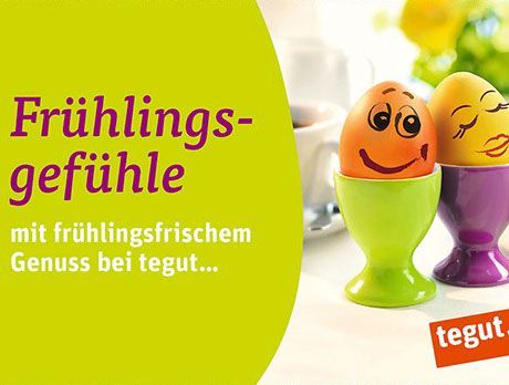 Zwei Eier mit aufgemalten Gesichtern in Eierbechern