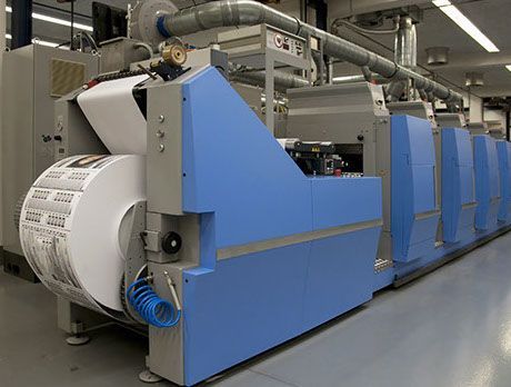 In einer Fabrik steht eine große Druckmaschine.