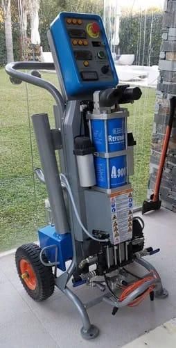 Pistola pulverizadora de color azul y gris con rueda naranja