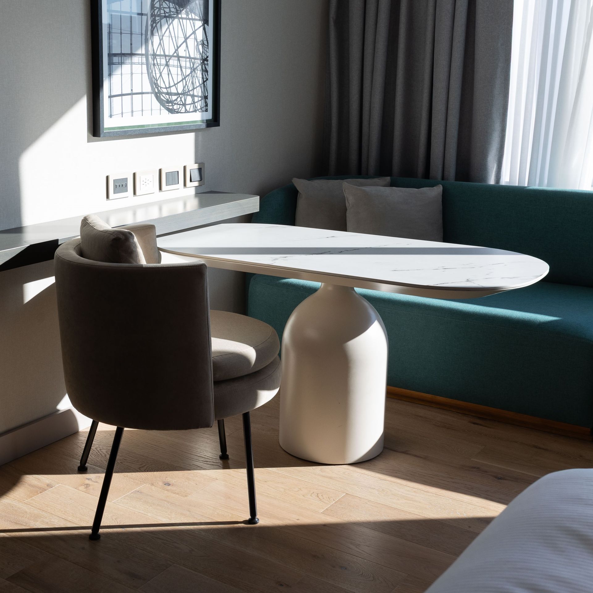 Una habitación de hotel con vistas a un edificio alto.