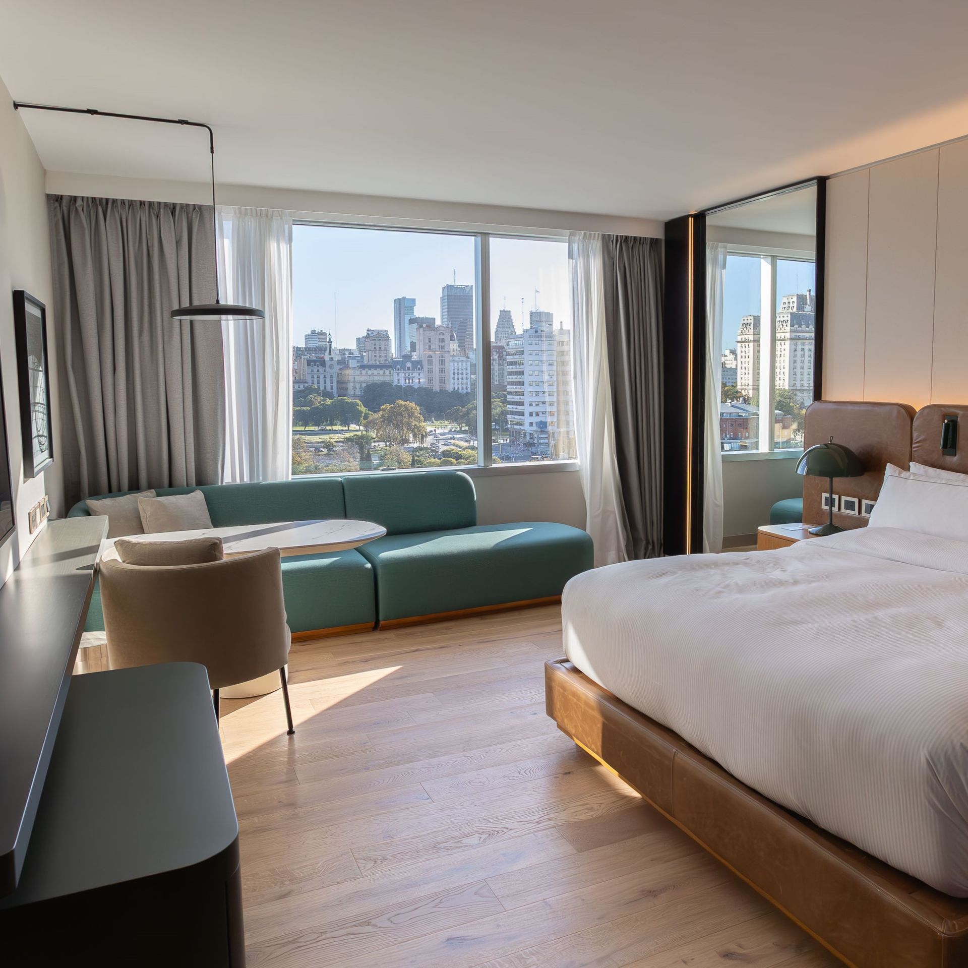 Una habitación de hotel con una cama king size y sillas.