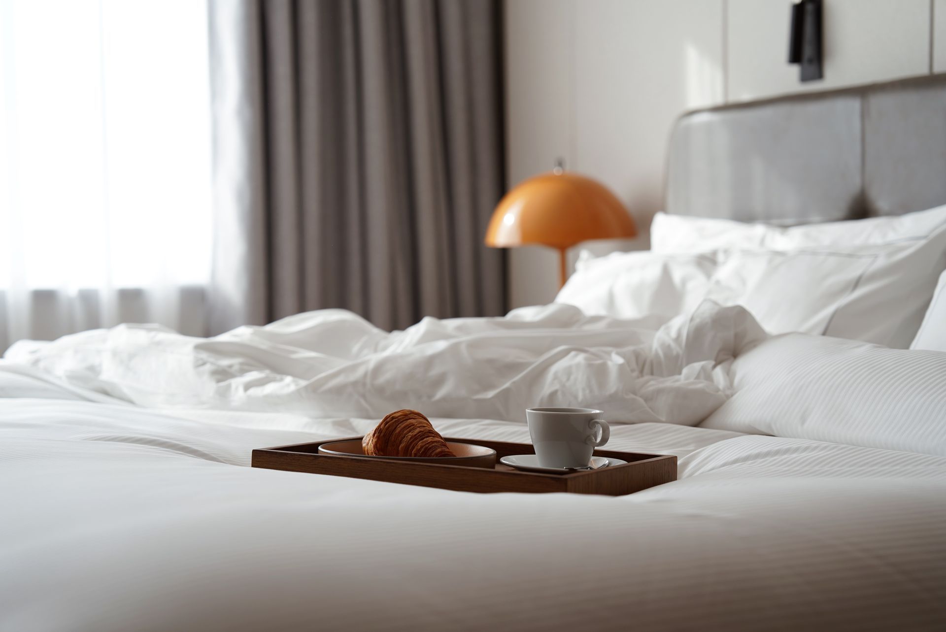 Una habitación de hotel con una cama king size y una mesa.