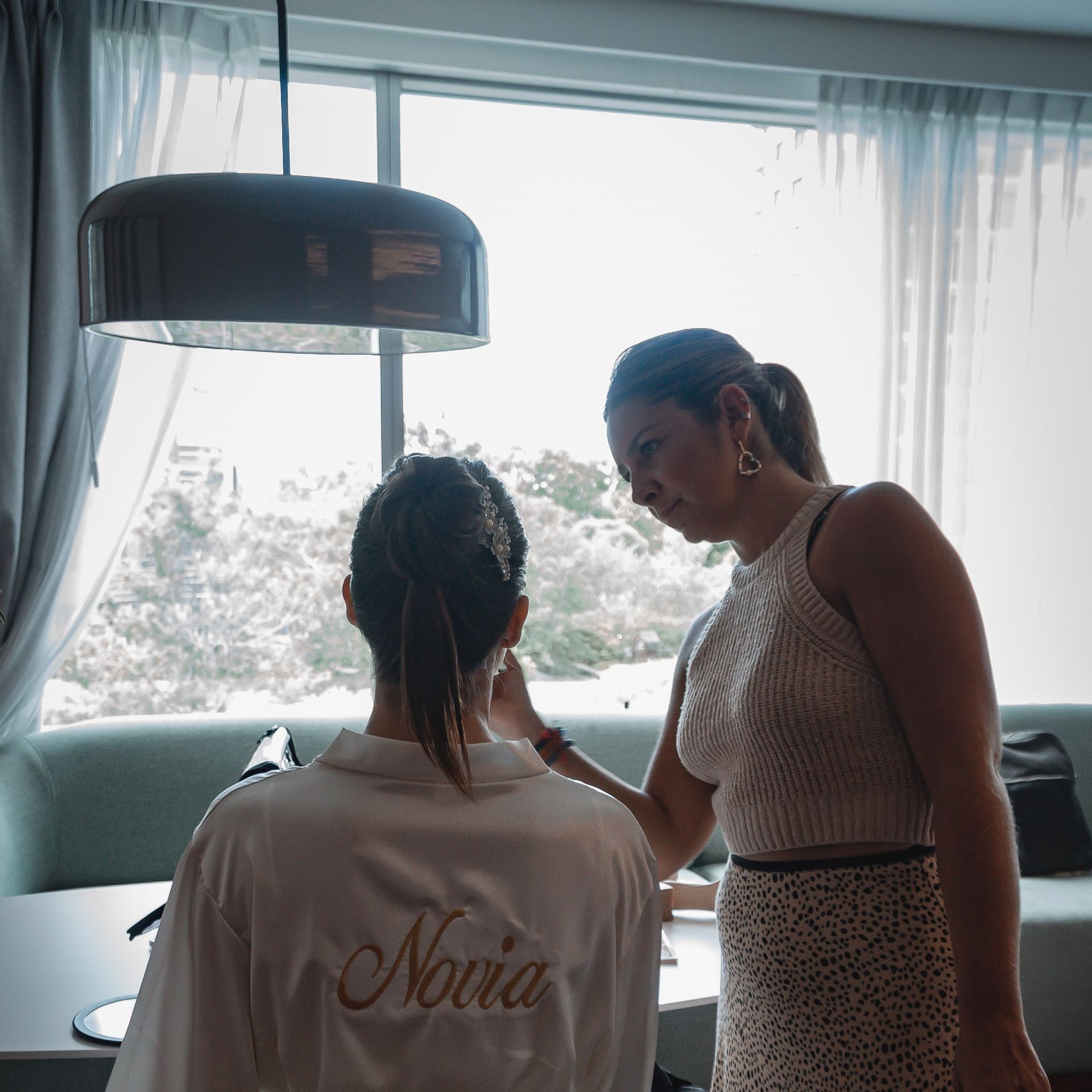 Una mujer con una bata blanca con la palabra novia en la espalda.