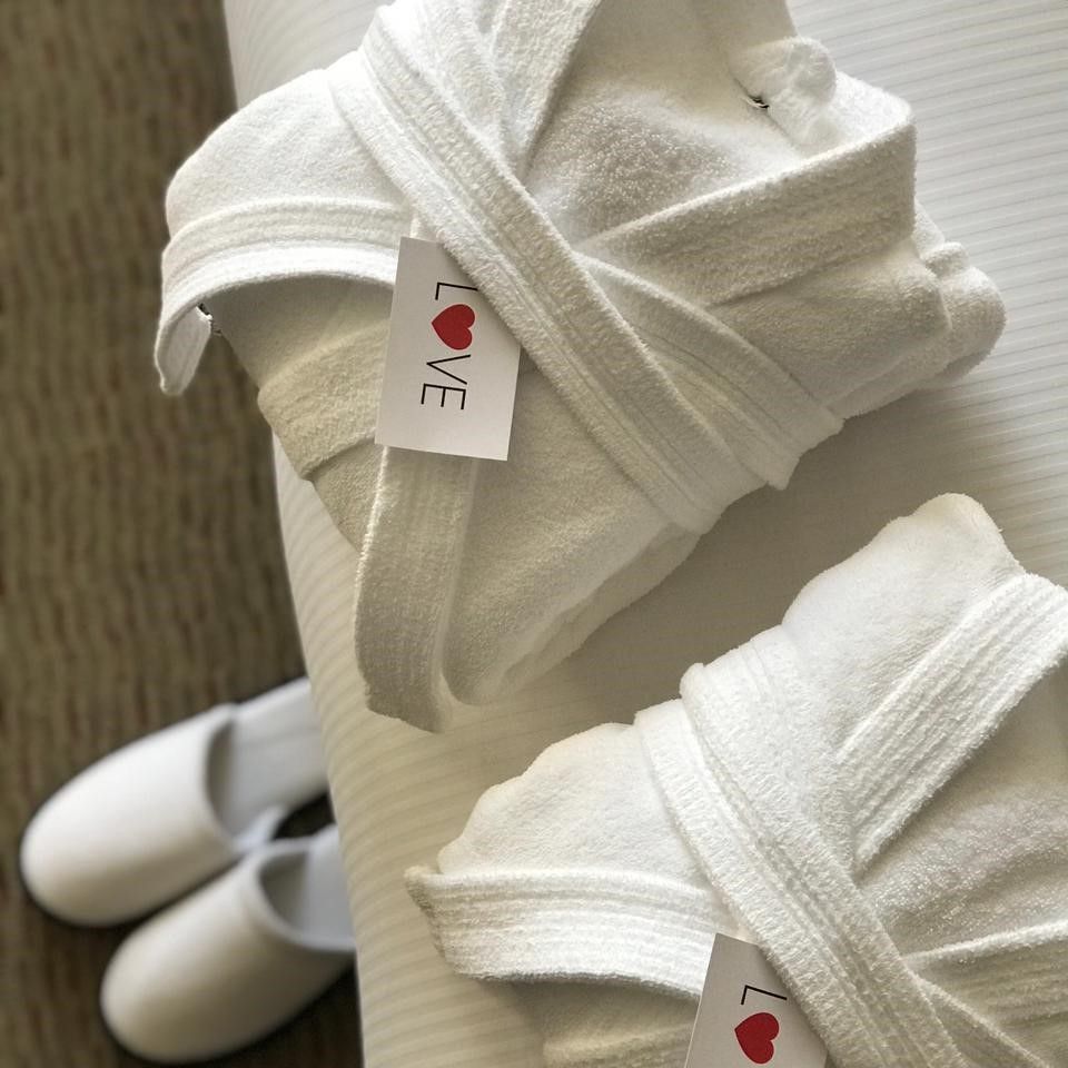 Dos albornoces blancos con una etiqueta que dice amor.