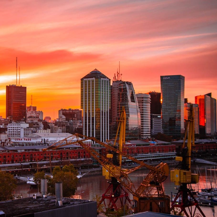 El horizonte de la ciudad al atardecer con una noria en primer plano
