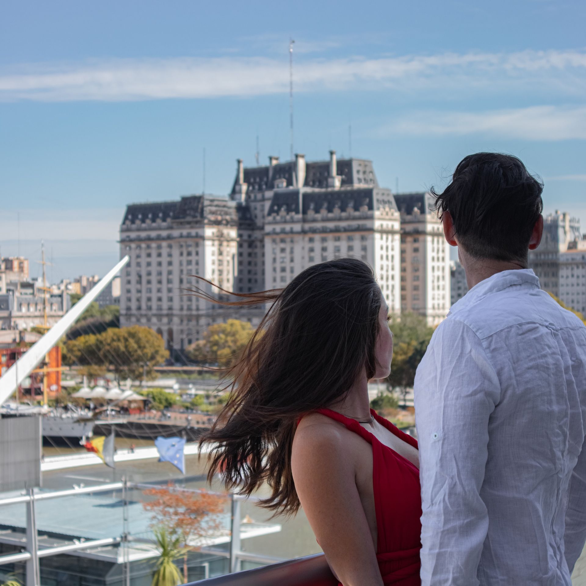 Un hombre y una mujer contemplan una ciudad.
