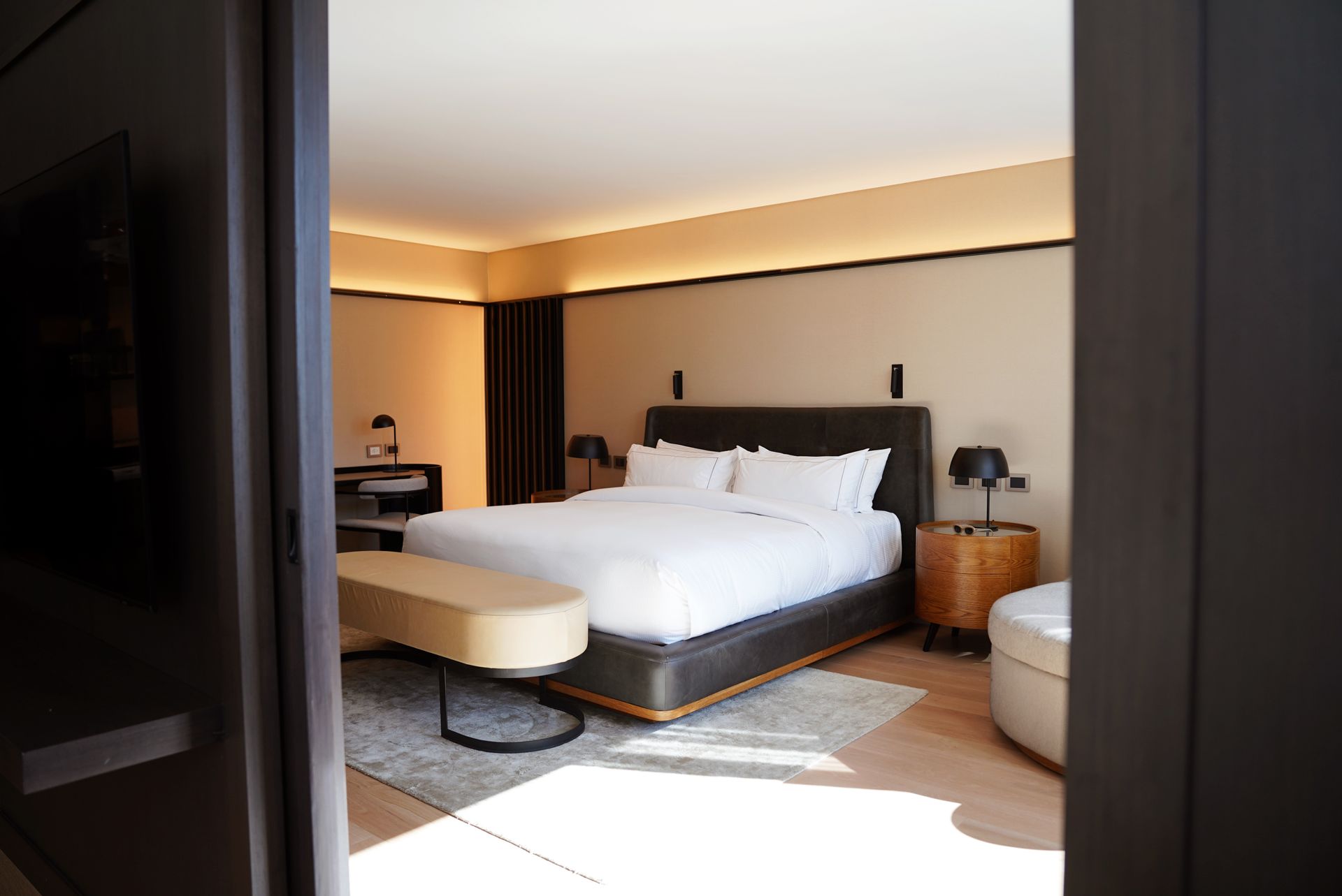 Una habitación de hotel con una cama king size y una mesa.