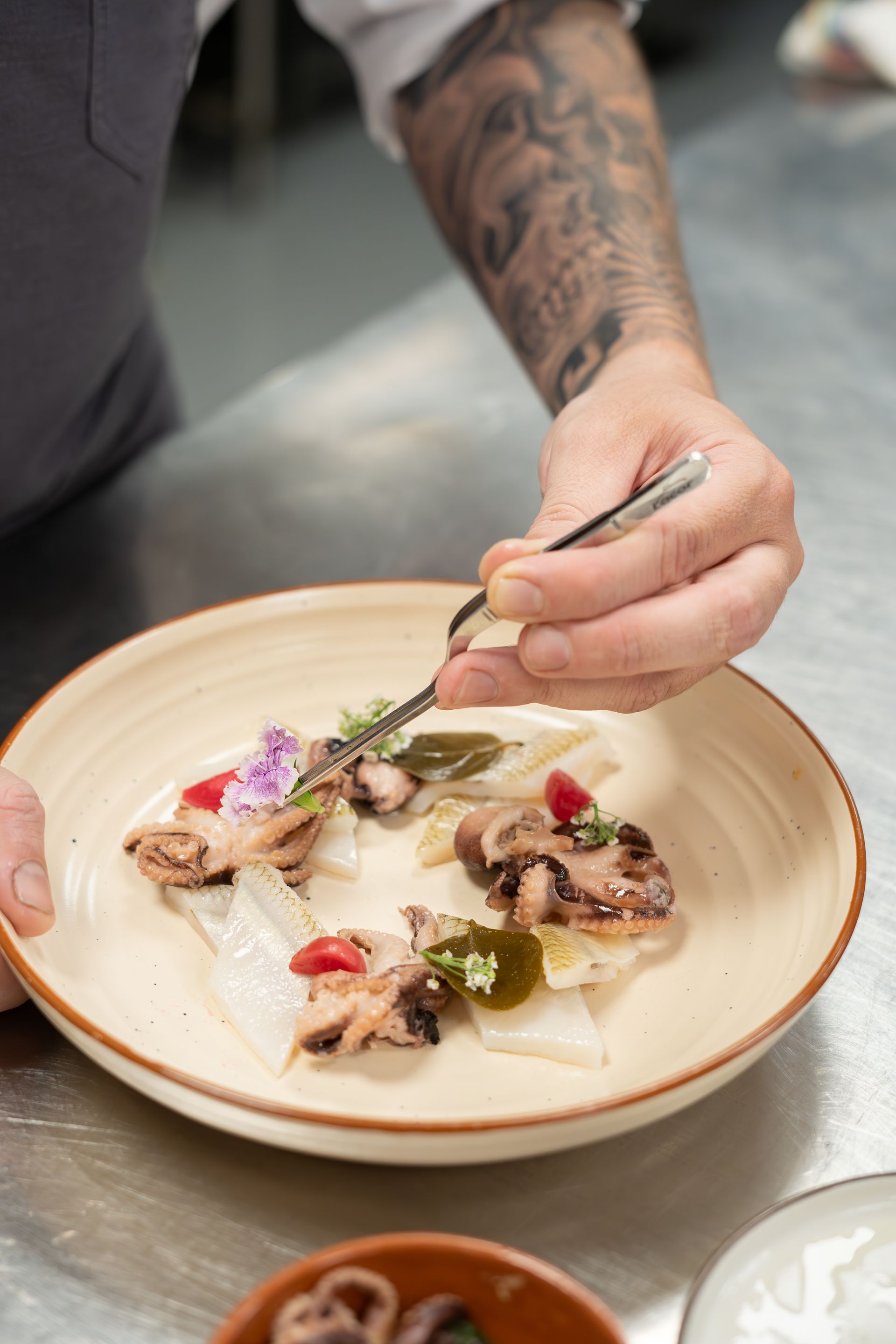 Un primer plano de un postre con fruta en un plato.