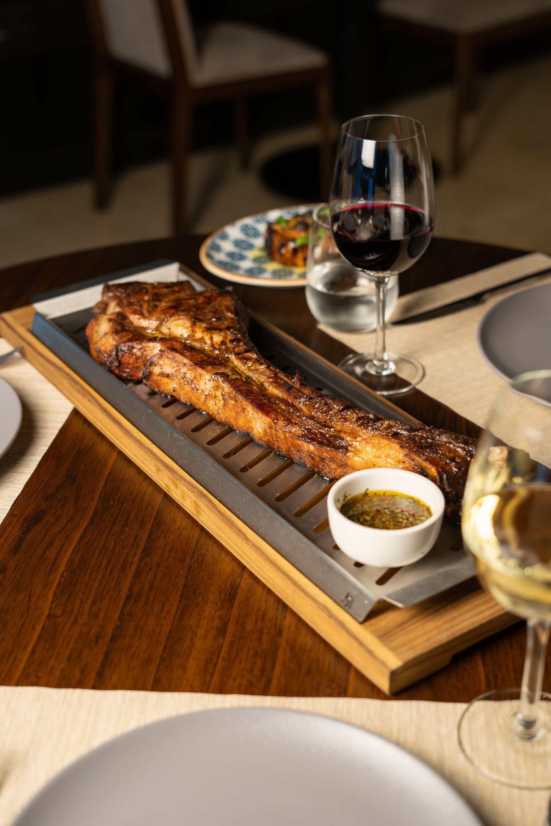 Un plato blanco rematado con un círculo amarillo rodeado de verduras.
