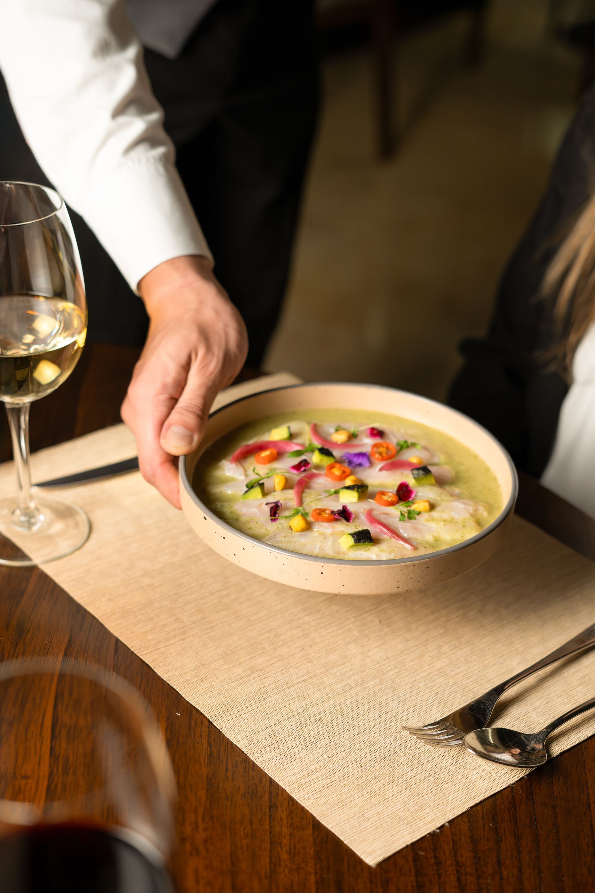 Un restaurante con mesas y sillas y un mostrador.