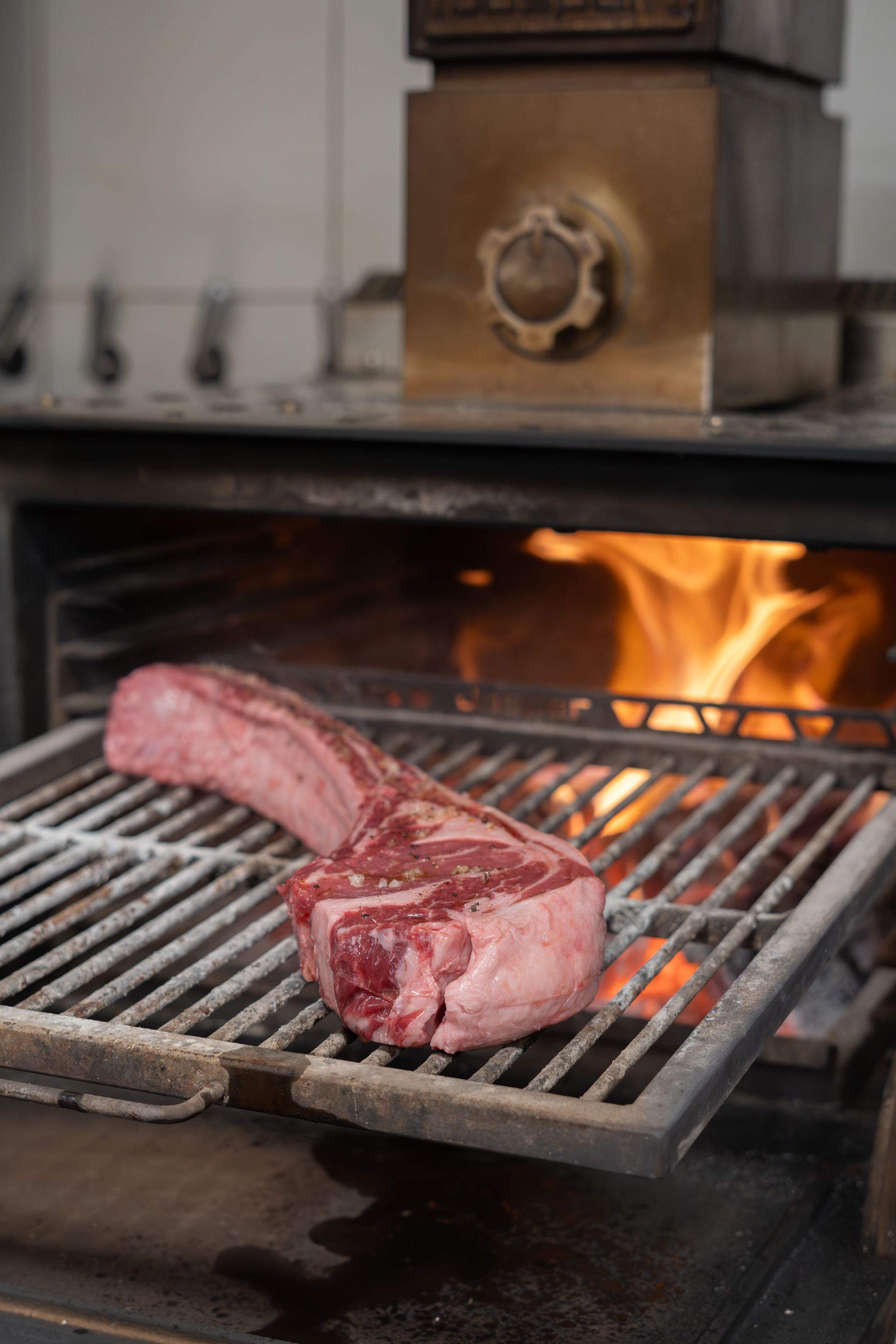 Una persona está echando aceite en un plato de comida.